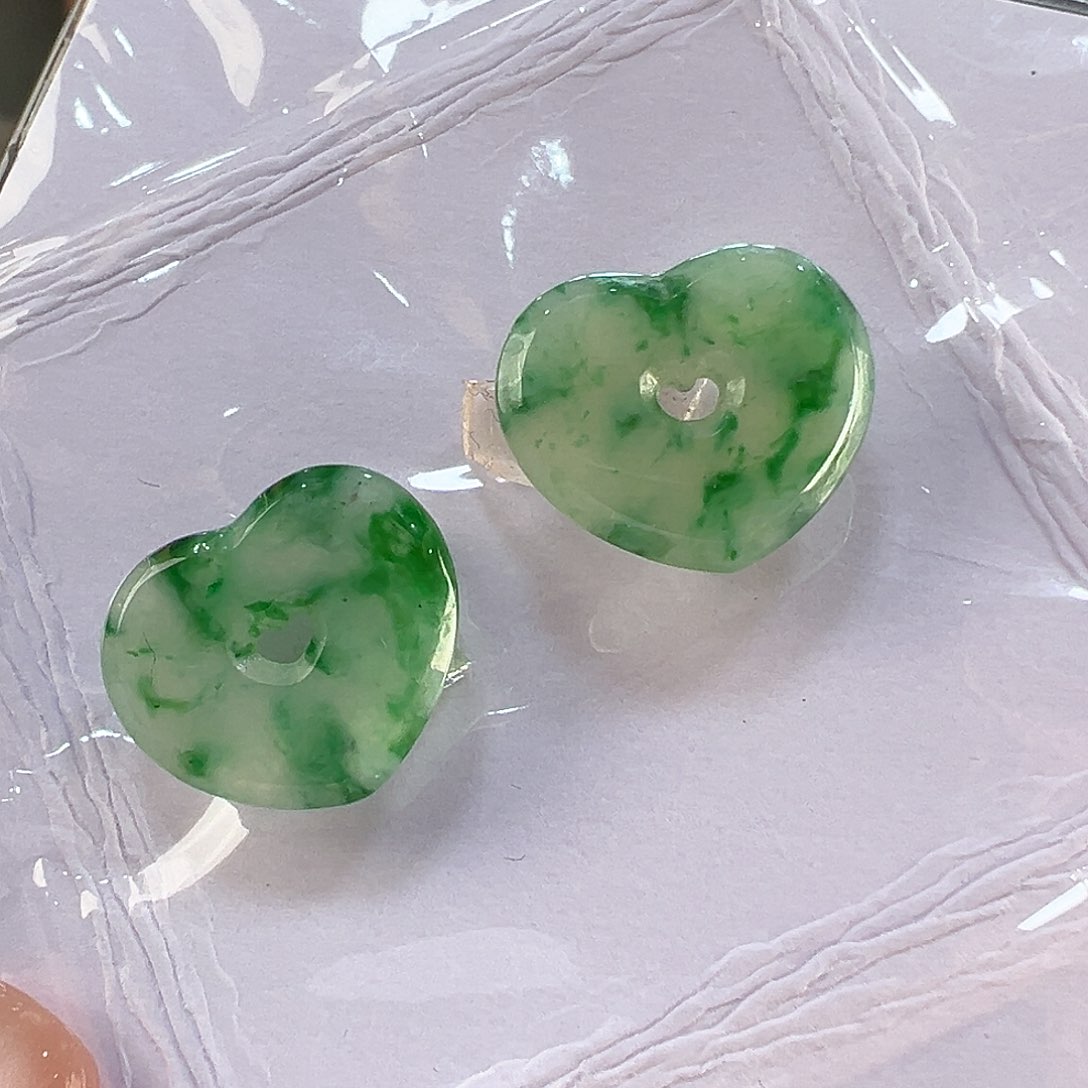 翡翠耳饰未镶嵌裸石