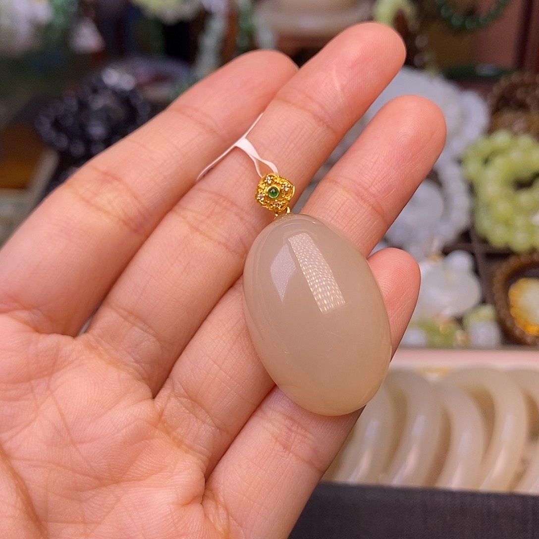 和田玉未镶嵌颈饰熟藕粉18.K金浓色老矿料脂膏级