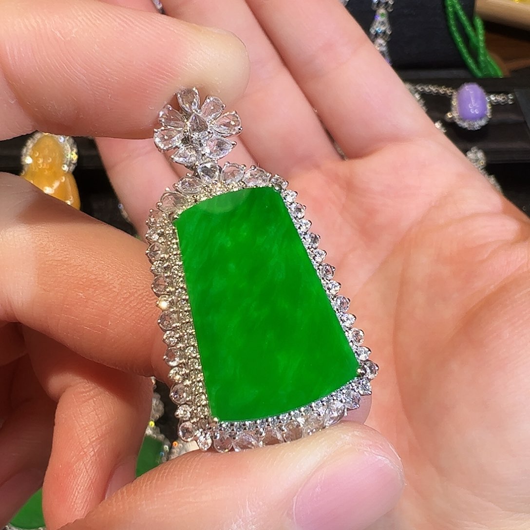 翡翠18K金镶嵌颈饰无事牌