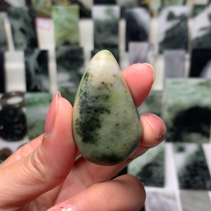 独山玉颈饰未镶嵌