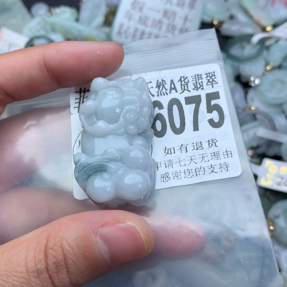 翡翠颈饰未镶嵌6075。