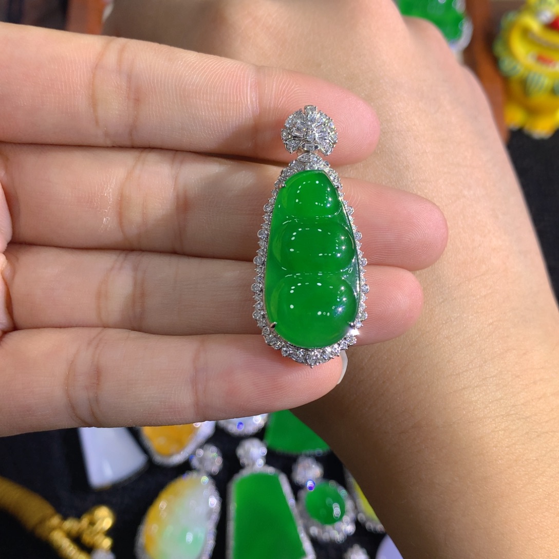 翡翠18K金镶嵌颈饰