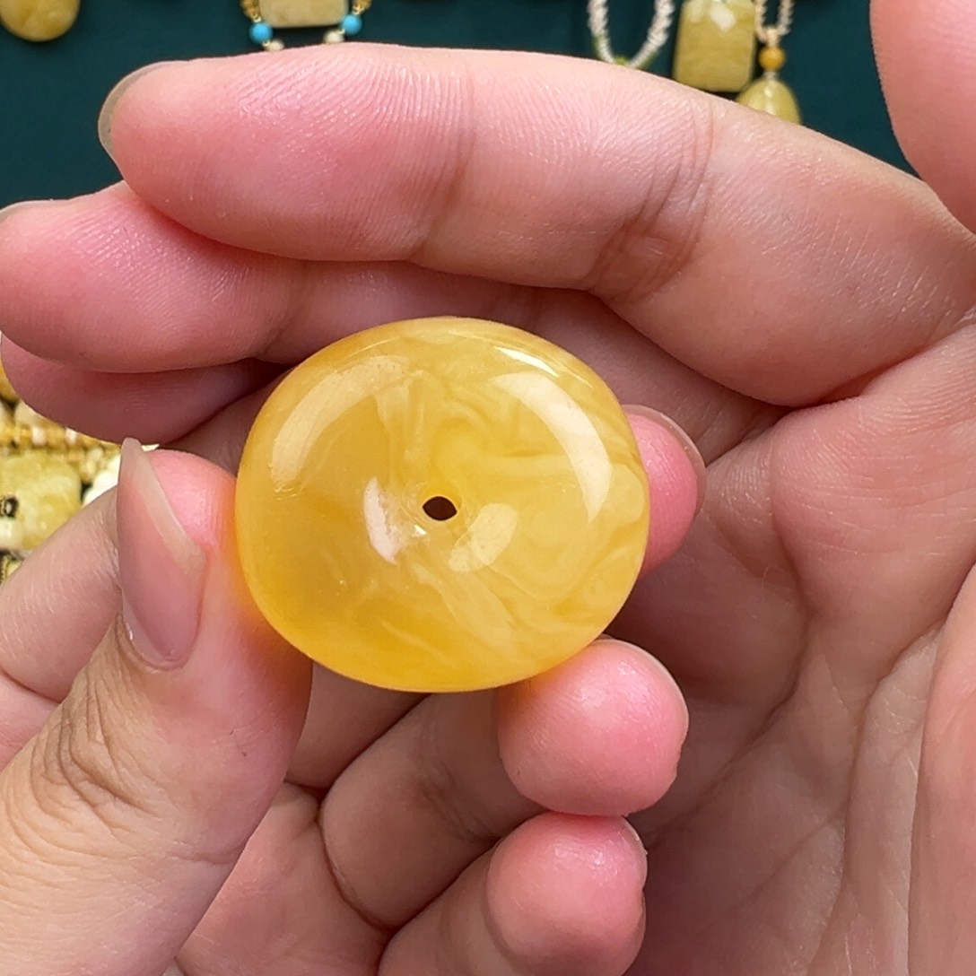 琥珀手链未镶嵌鸡油黄