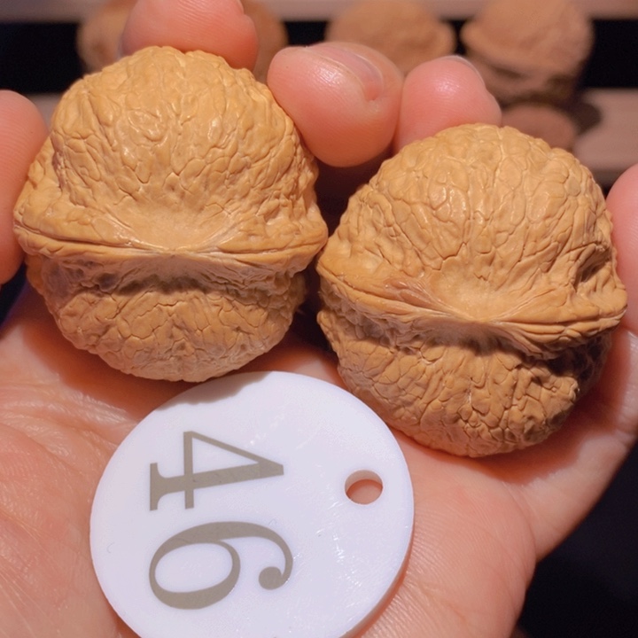 核桃铁磨盘尺寸3.8手把件