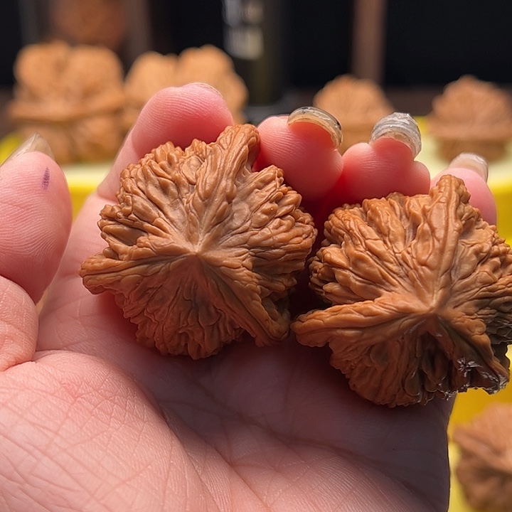 文玩核桃吊坠虎头三棱 全品