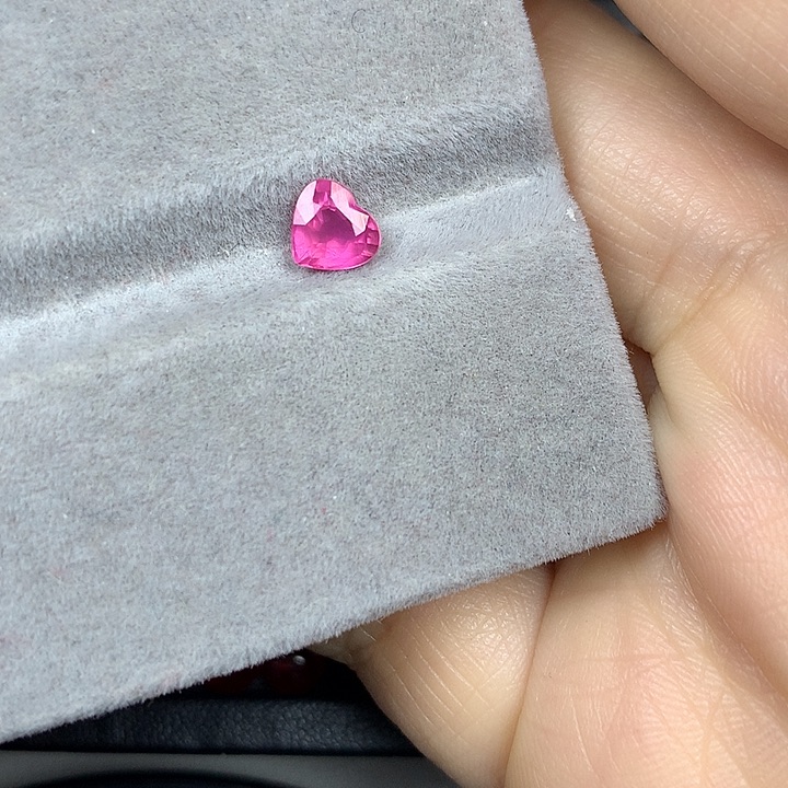 蓝宝石裸石1.06ct帕帕拉恰爱心吉尔德