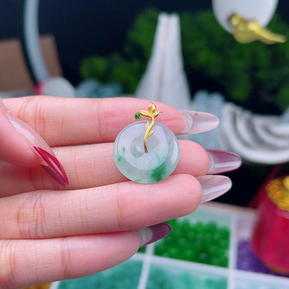 飘绿翡翠平安扣吊坠 18k金镶，尺寸：26.2-20.7-3.6mm