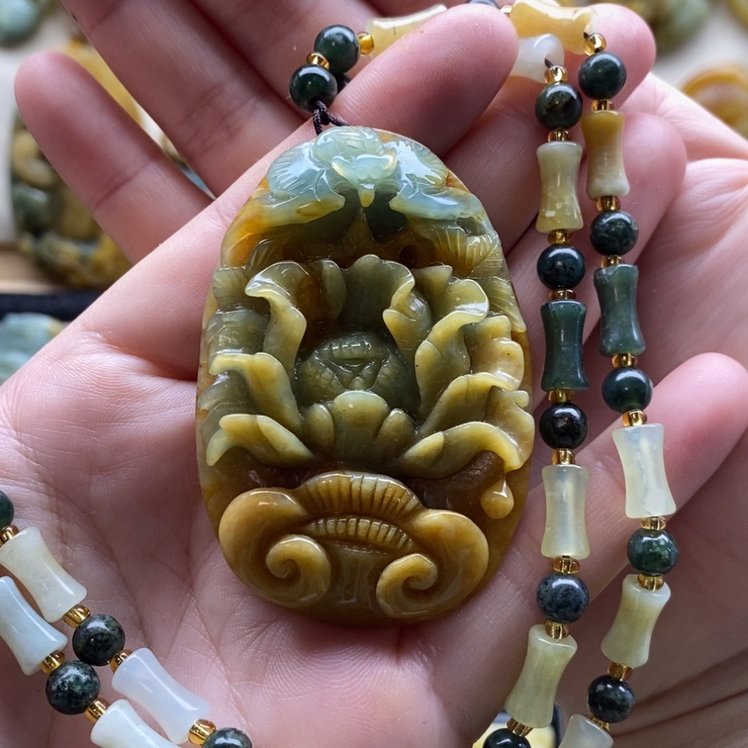 【闪购商品】岫玉颈饰未镶嵌牡丹花