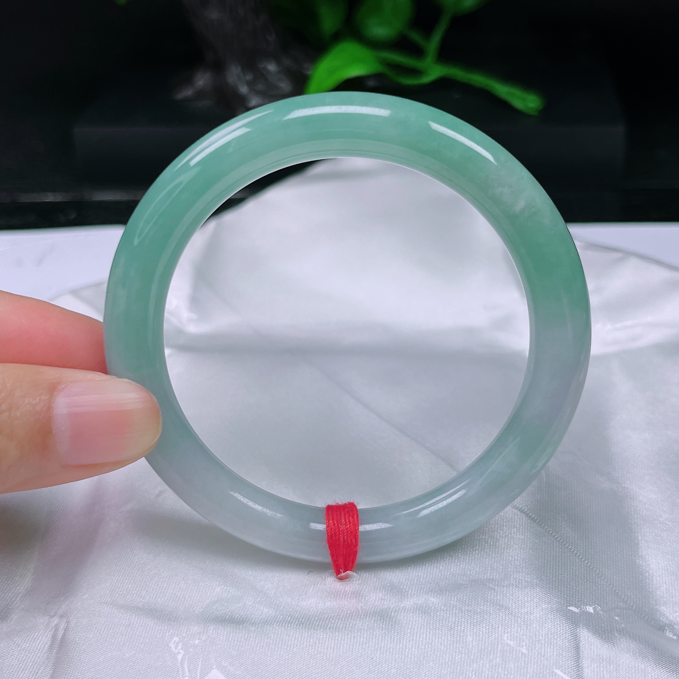 天然缅甸A货翡翠手镯54-55半山水天空蓝美人条，尺寸：55-8.9有纹