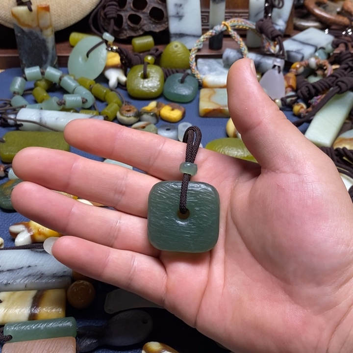 ****K蛇纹石玉未镶嵌颈饰