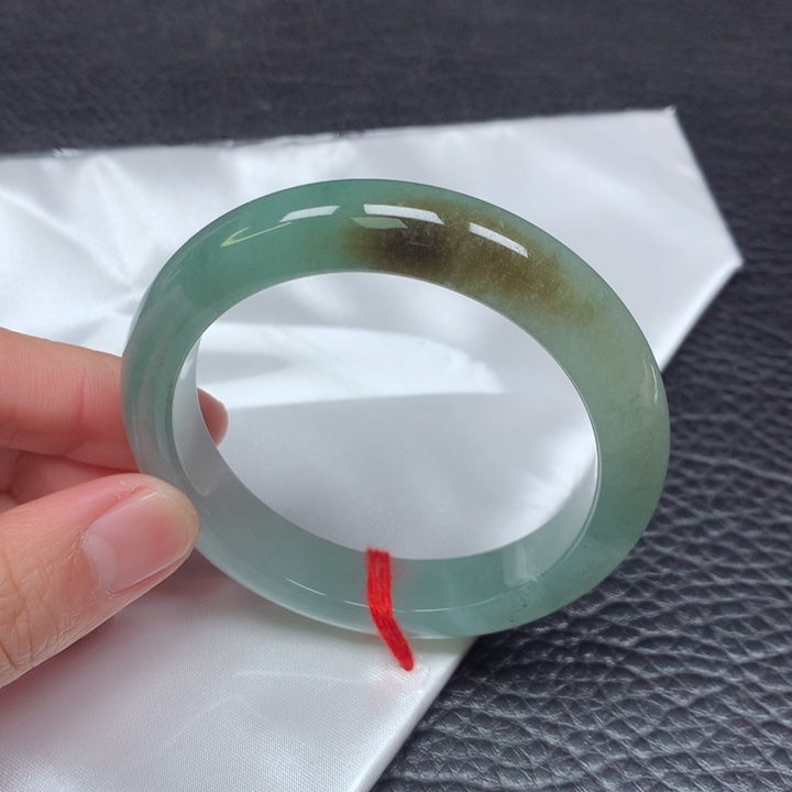 翡翠手镯未镶嵌。