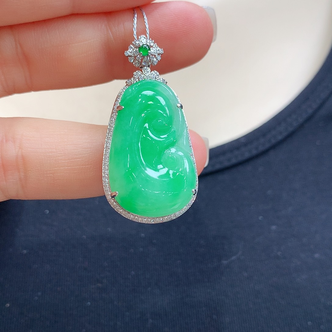 翡翠颈饰18K金镶嵌如意