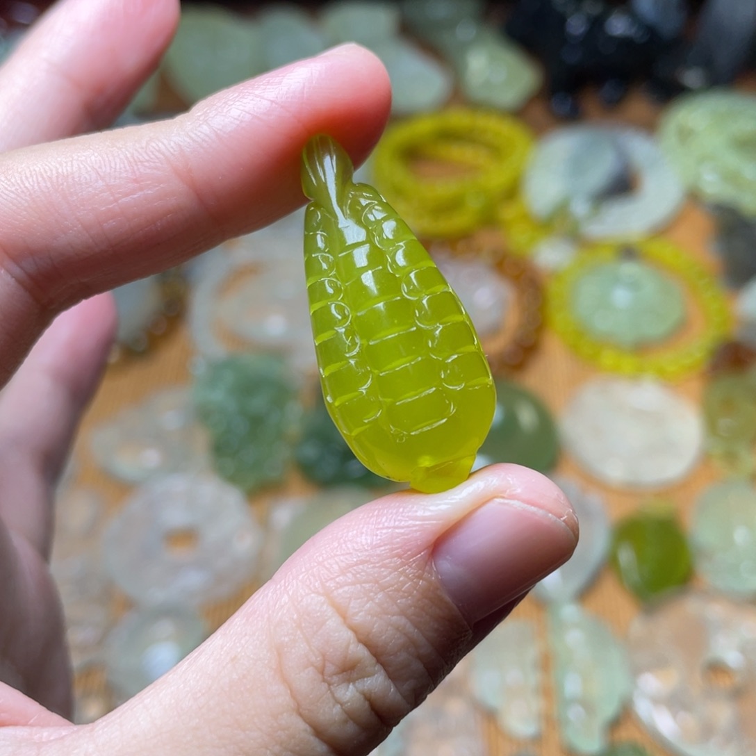 未镶嵌蛇纹石玉吊坠