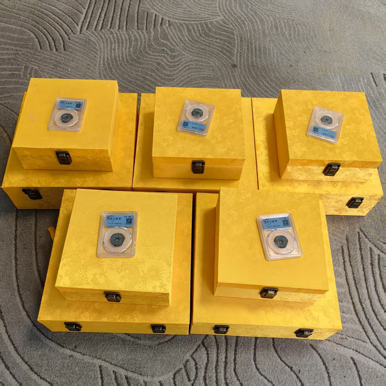 22222启源阁文物店套组【其中一套：明洪化通宝钱币+赏盘2个+锦盒】