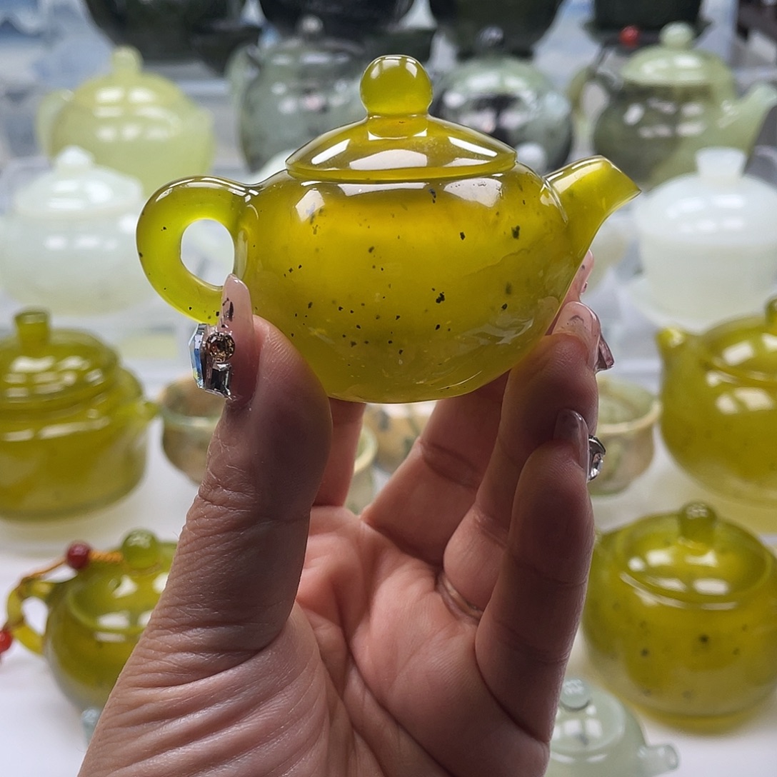 蛇纹石玉未镶嵌壶