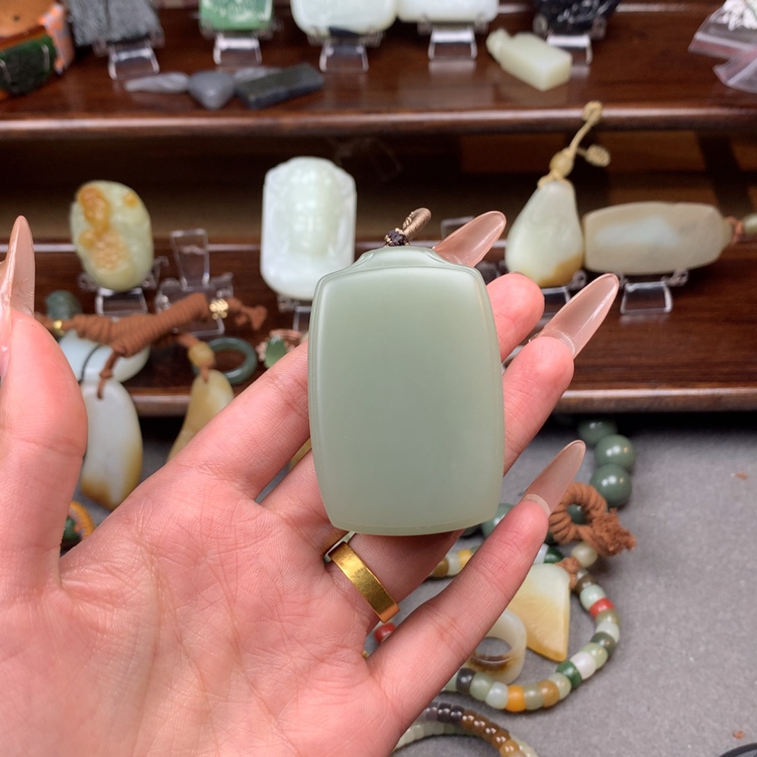 和田玉挂件未镶嵌刘****?