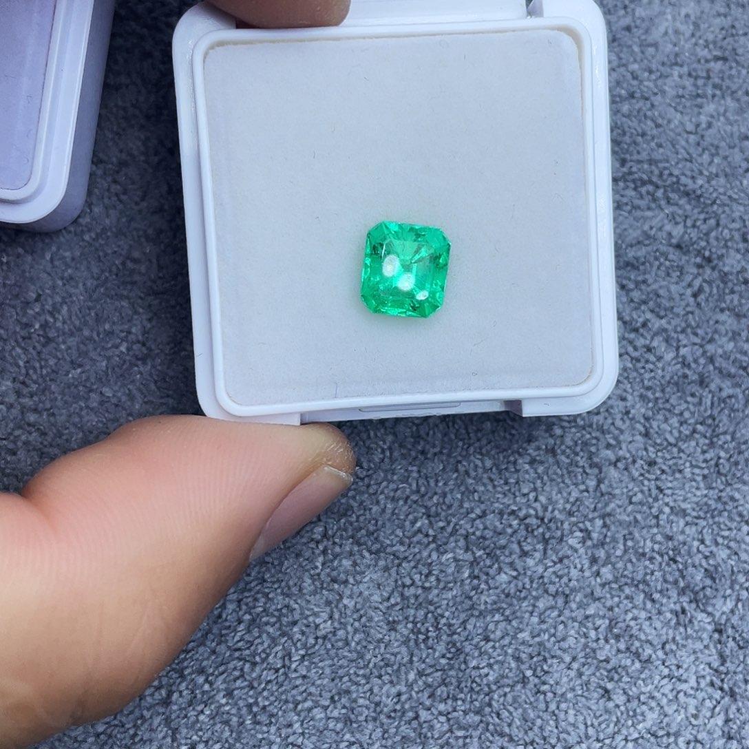 裸石祖母绿2.58Ct。  