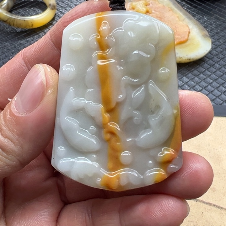 石英质玉（黄龙玉）颈饰未镶嵌