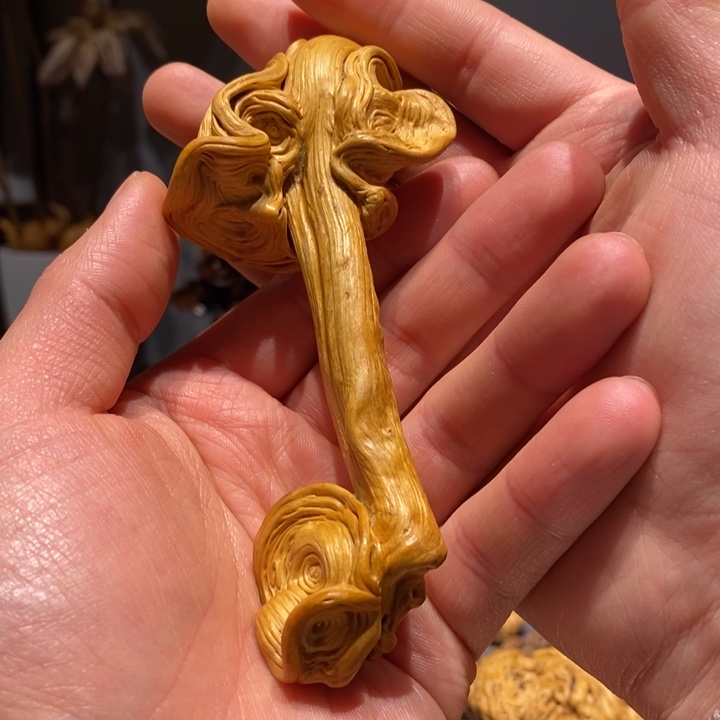 楠木山**爸降龙木手把件