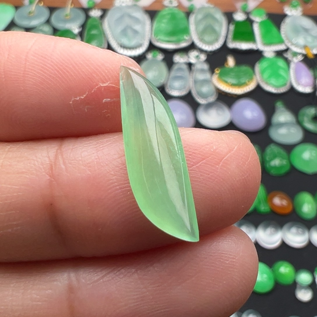 翡翠颈饰未镶嵌随形20.3