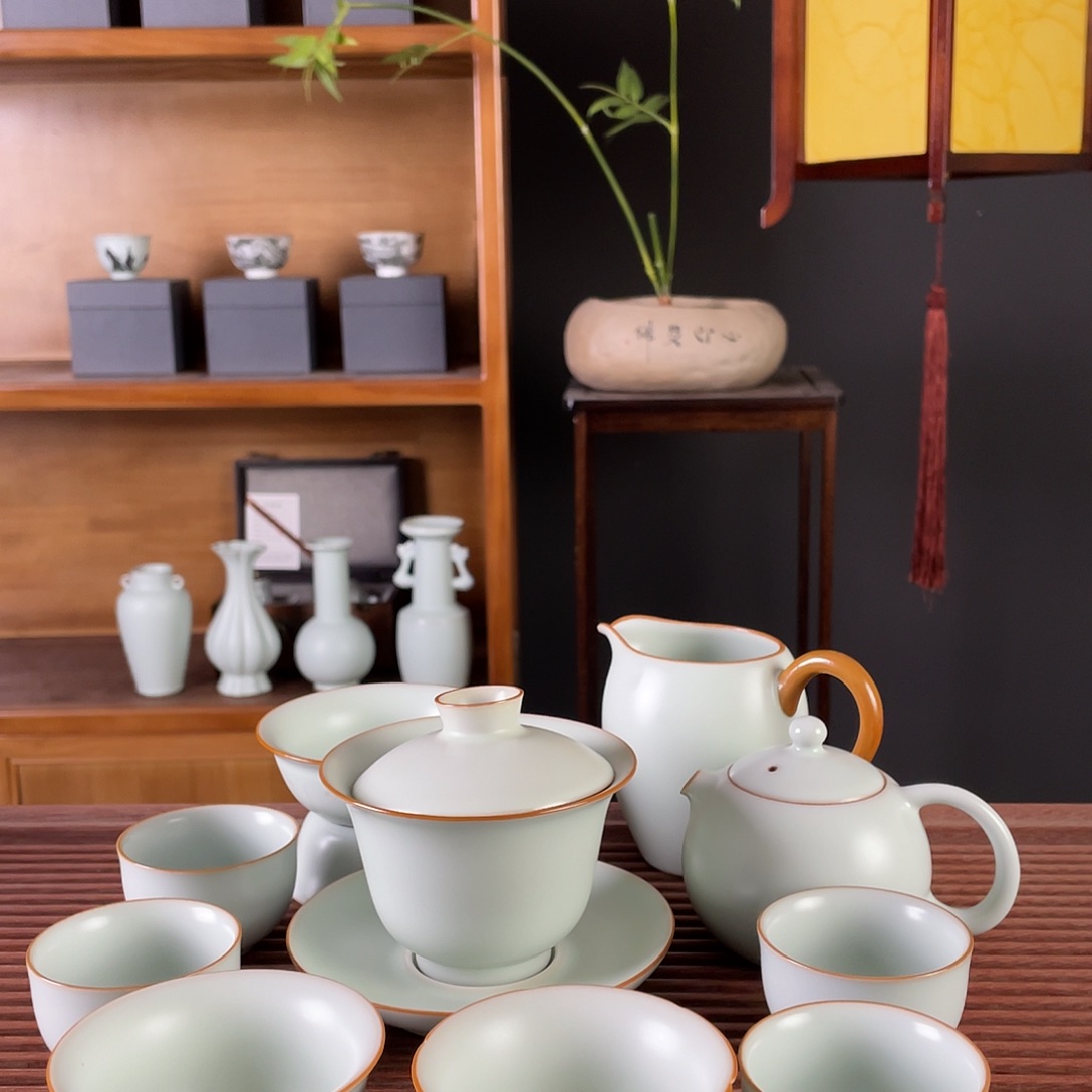 包****经典款的设计风格杯子，壶