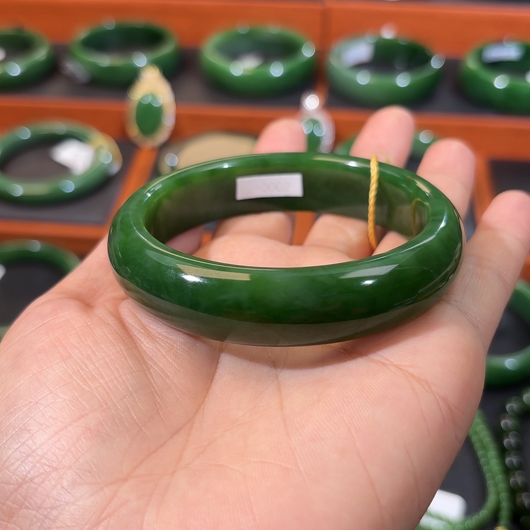和田玉（碧玉）未镶嵌手镯辣阳绿