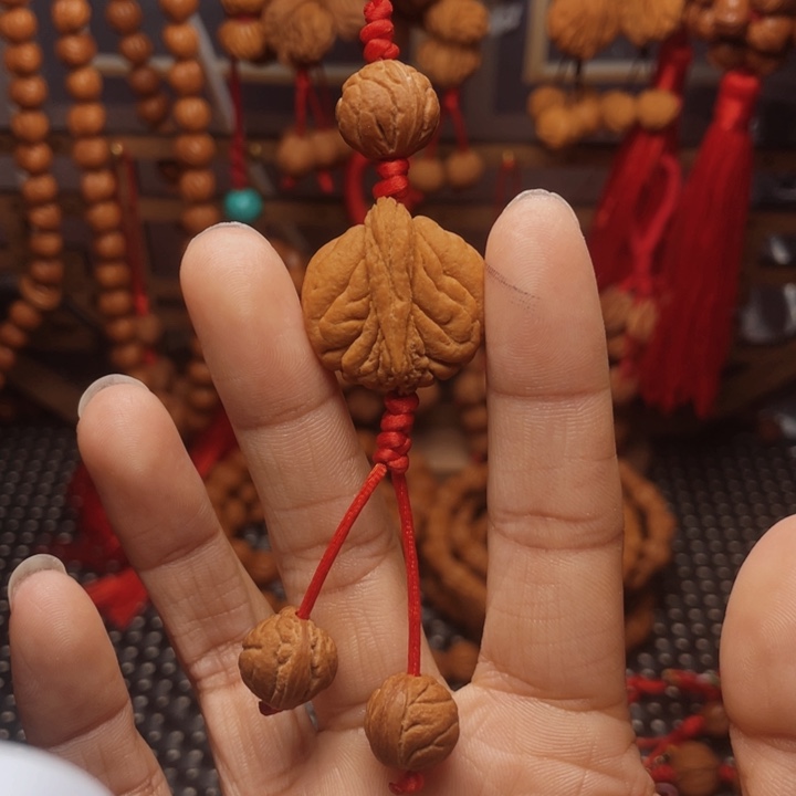 木质类龙纹桃枭挂件