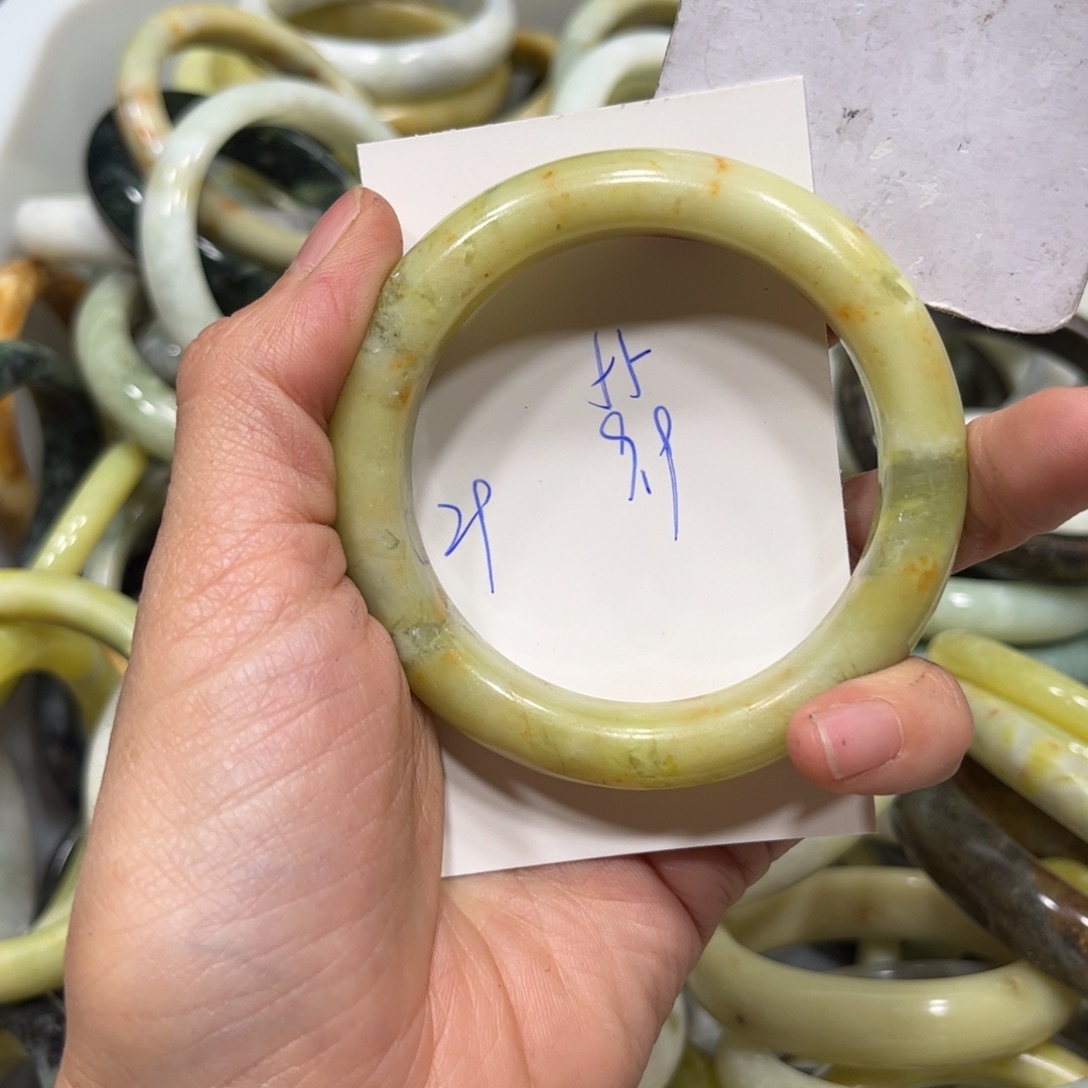 蛇纹石玉手镯未镶嵌