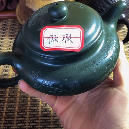 紫砂茶壶原矿泥料手工制作的紫砂壶。