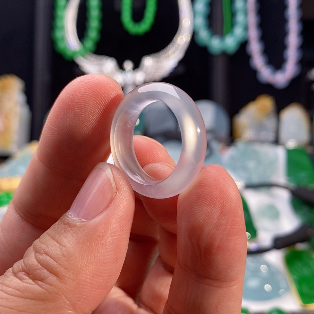 翡翠颈饰未镶嵌玻璃种指环