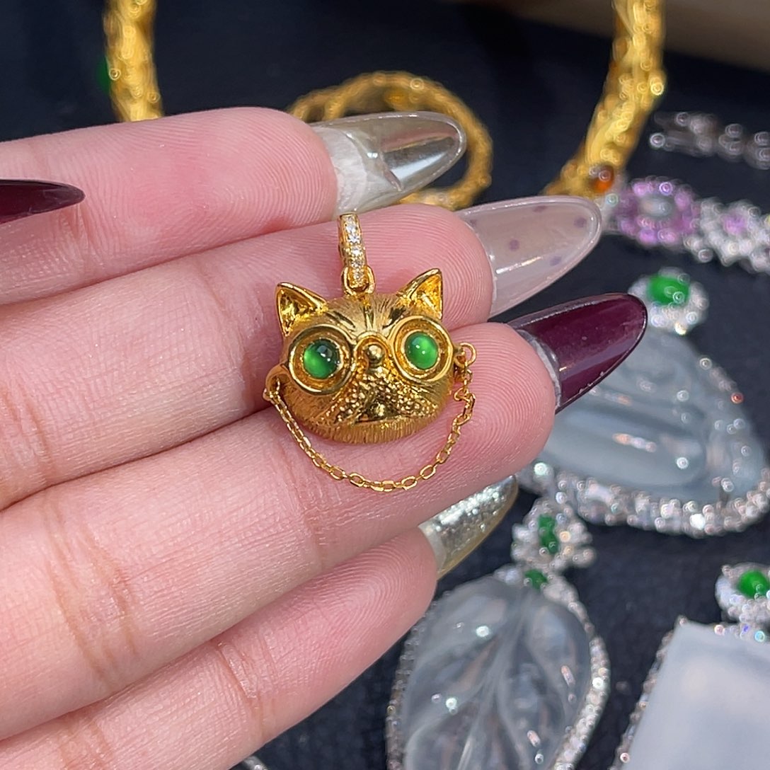 翡翠18K金镶嵌颈饰招财猫