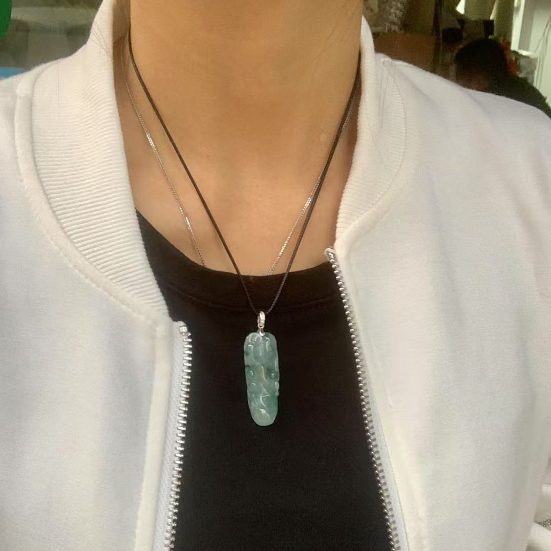 银扣头天然翡翠晴蓝福豆吊坠高级感