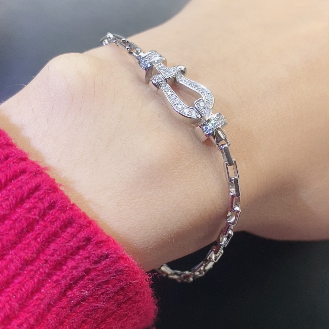 钻石手链18K金镶嵌中号马蹄手链K白