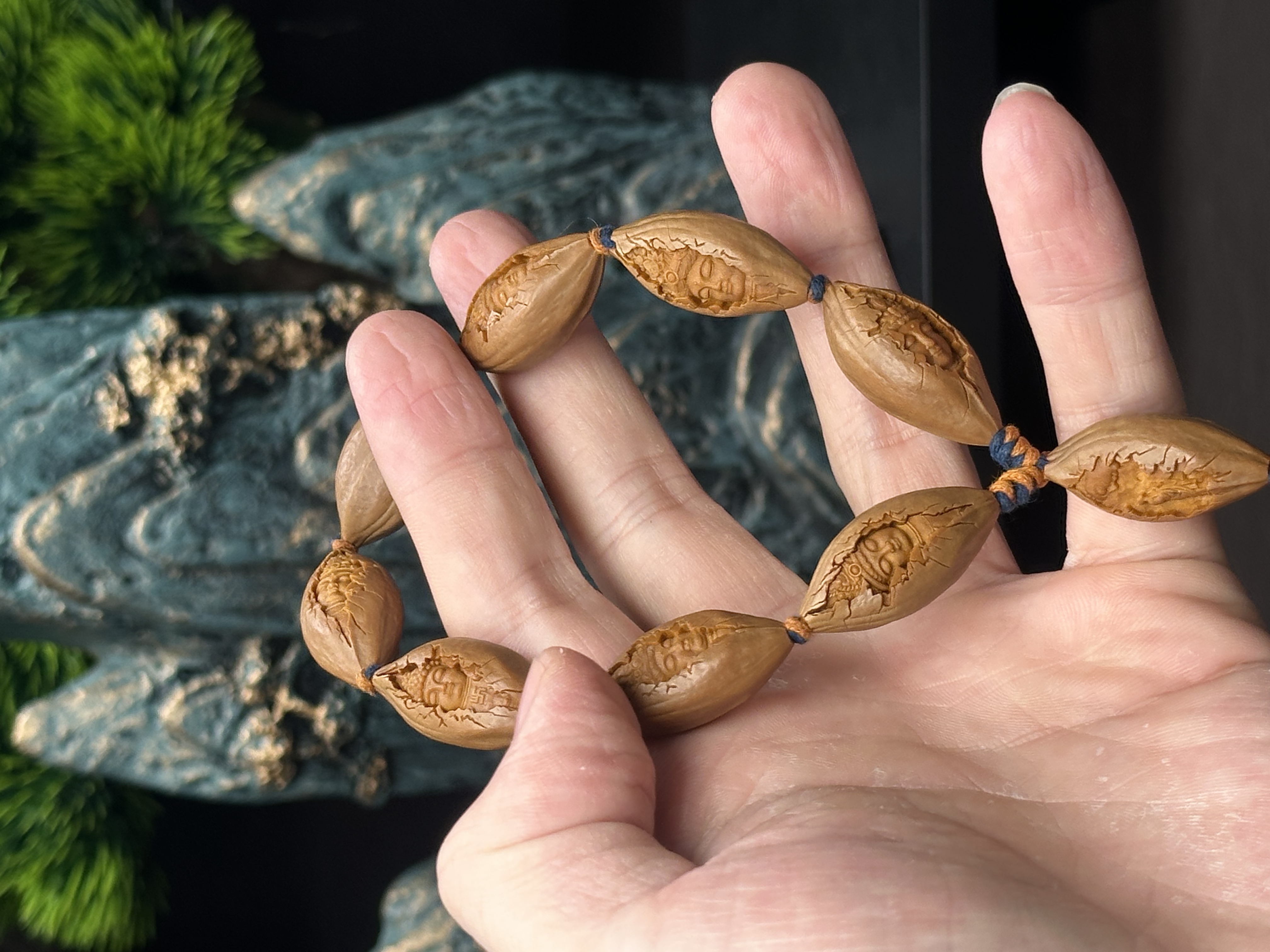 《问道·佛影禅心》橄榄核雕1.2尺寸柳叶核