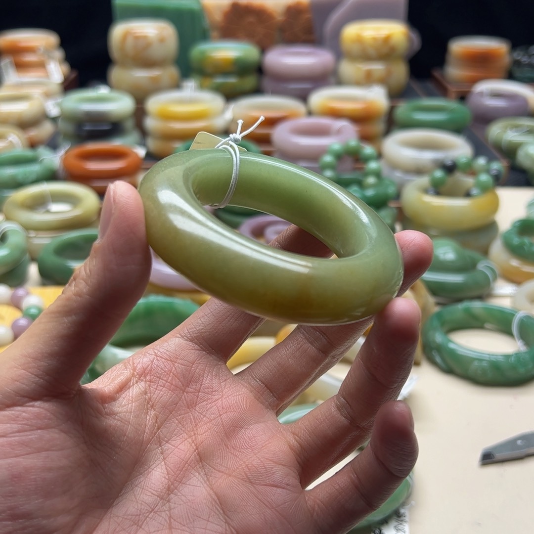 石英质玉手镯未镶嵌小*辣