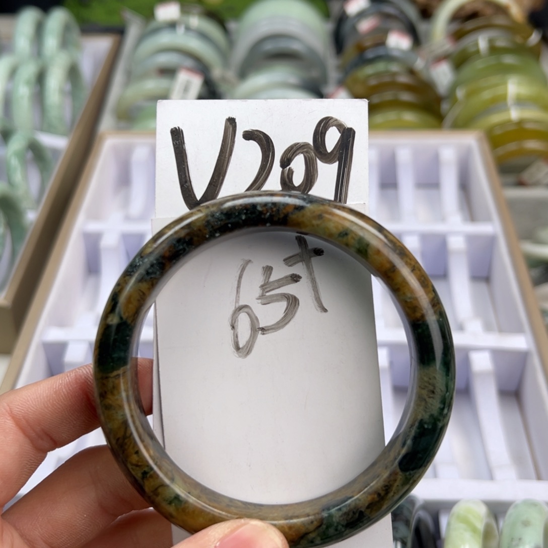 岫玉手镯未镶嵌天然岫玉微瑕，可以正常佩戴