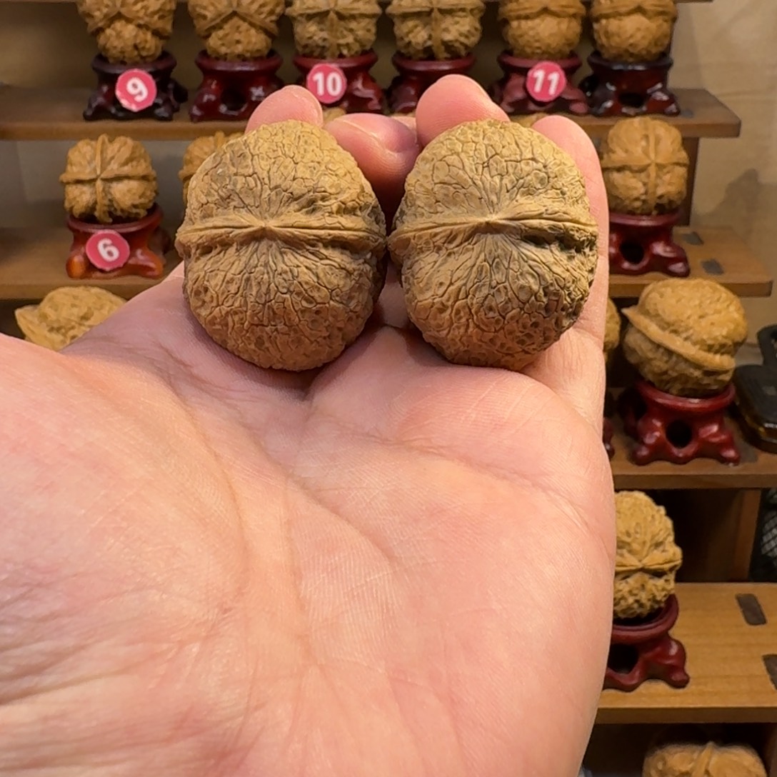 铁核桃把件密纹蛇皮球40尺