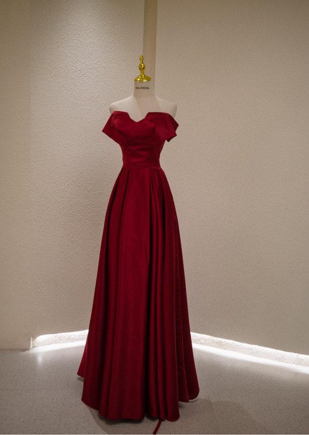 红色一字肩礼服婚纱店样衣