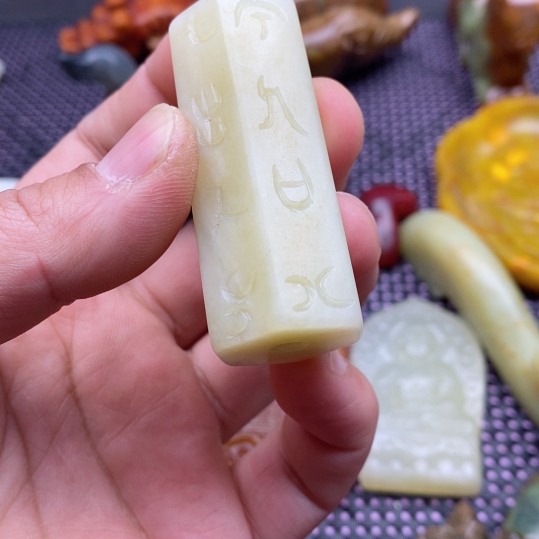 蛇纹石玉颈饰未镶嵌