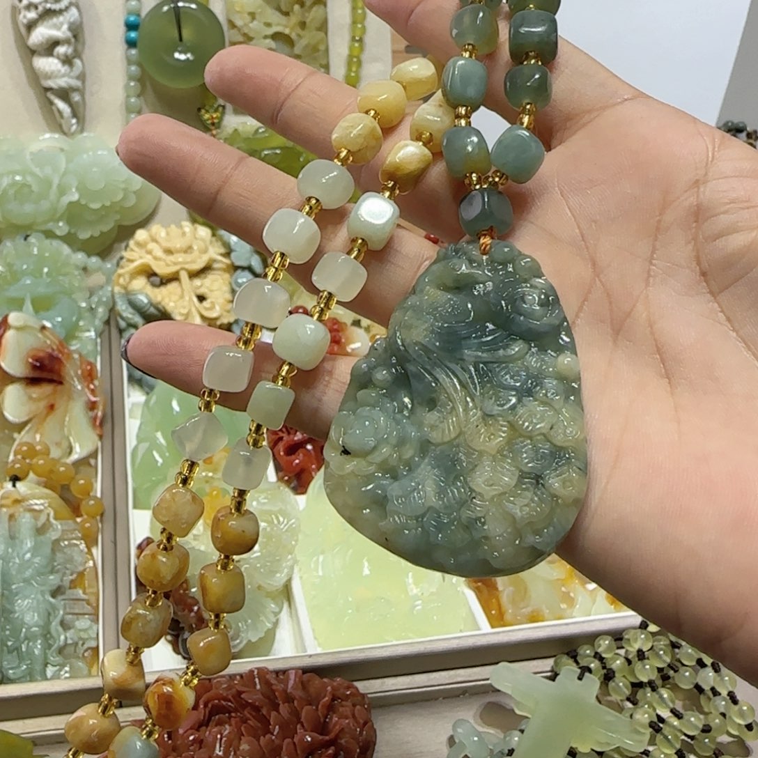 未镶嵌蛇纹石玉吊坠