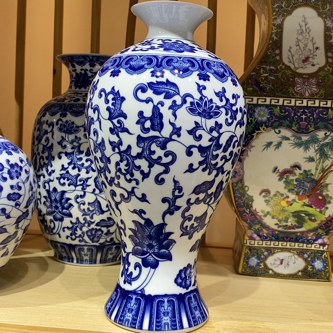 陶摆件24cm青花缠枝莲梅瓶