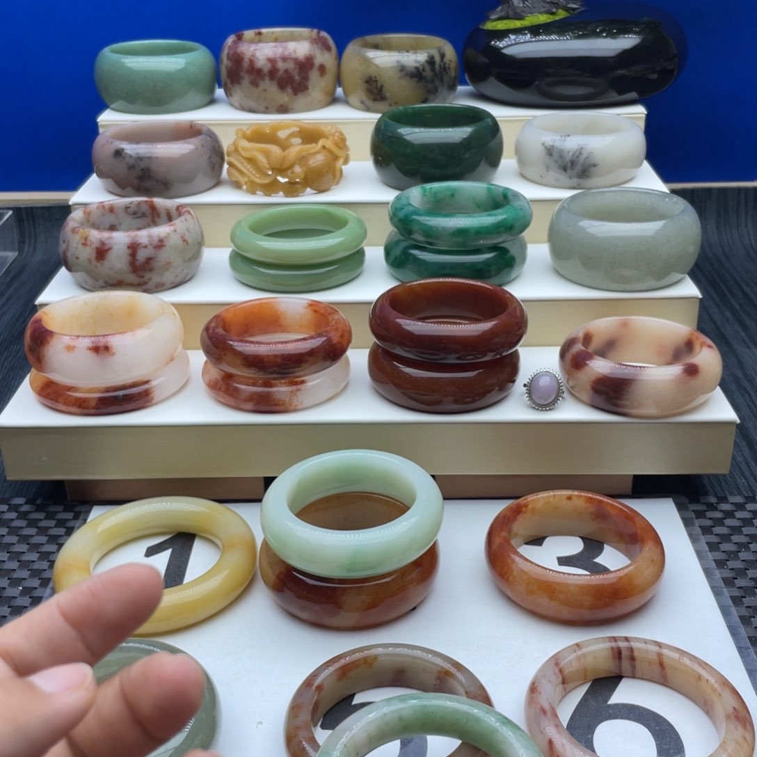 石英质玉手镯未镶嵌小***?