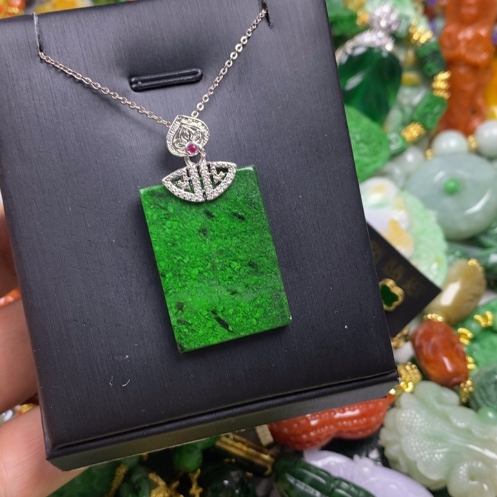 翡翠未镶嵌吊坠(赠链)