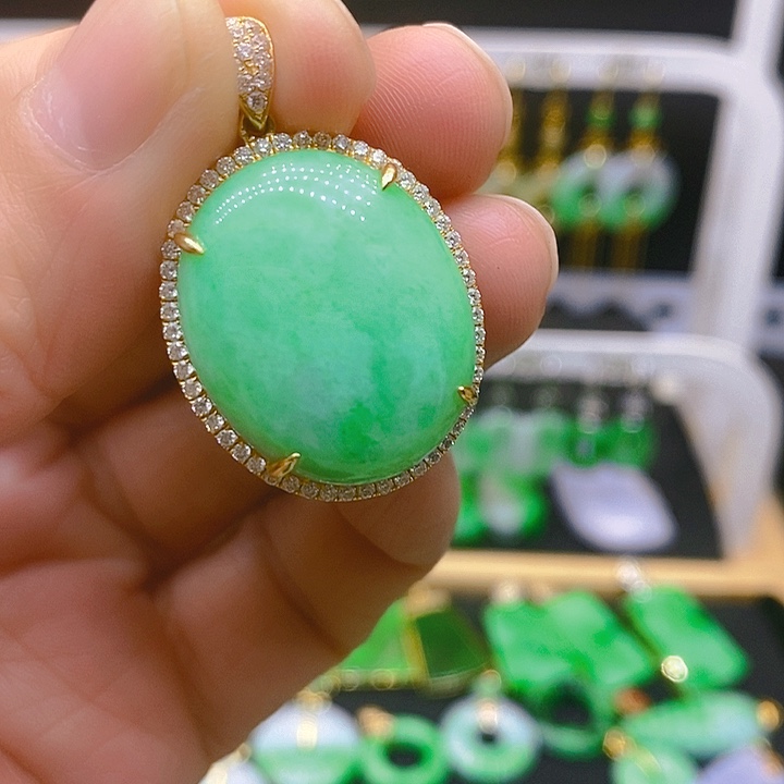 翡翠吊坠(赠链)18K金镶嵌吊坠