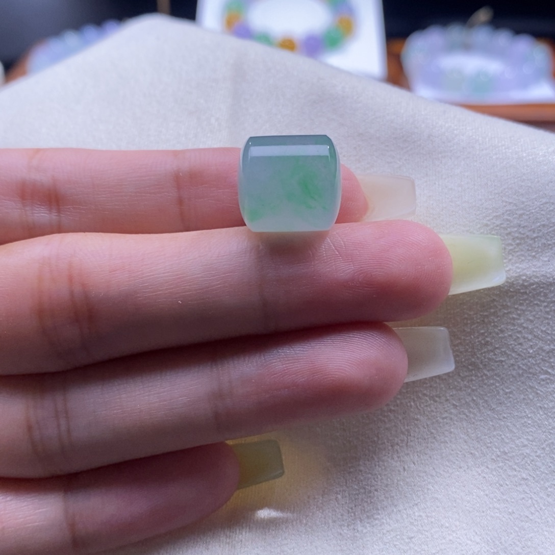 翡翠未镶嵌颈饰三彩桶珠