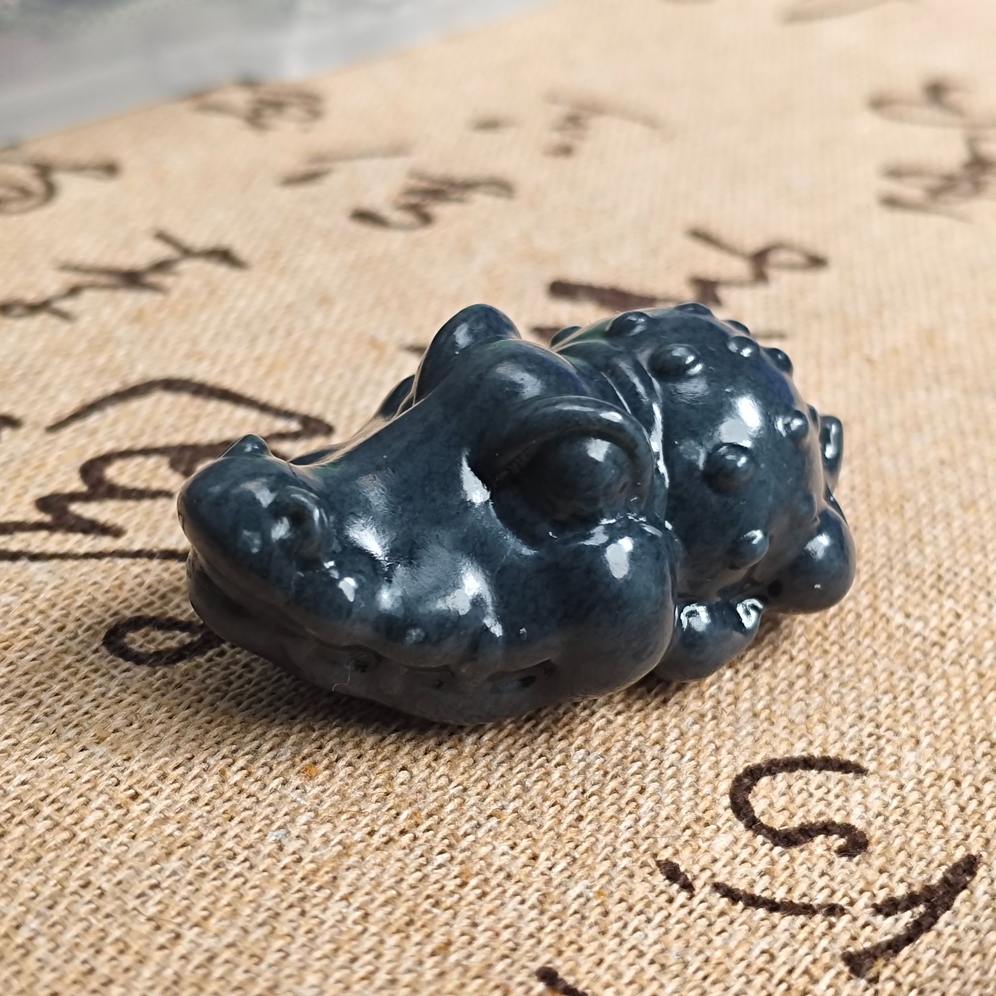 和田玉青花挂件-大鳄