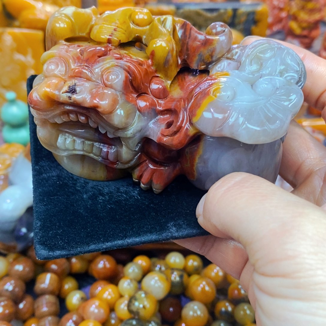 未镶嵌石英质玉（黄龙玉）颈饰