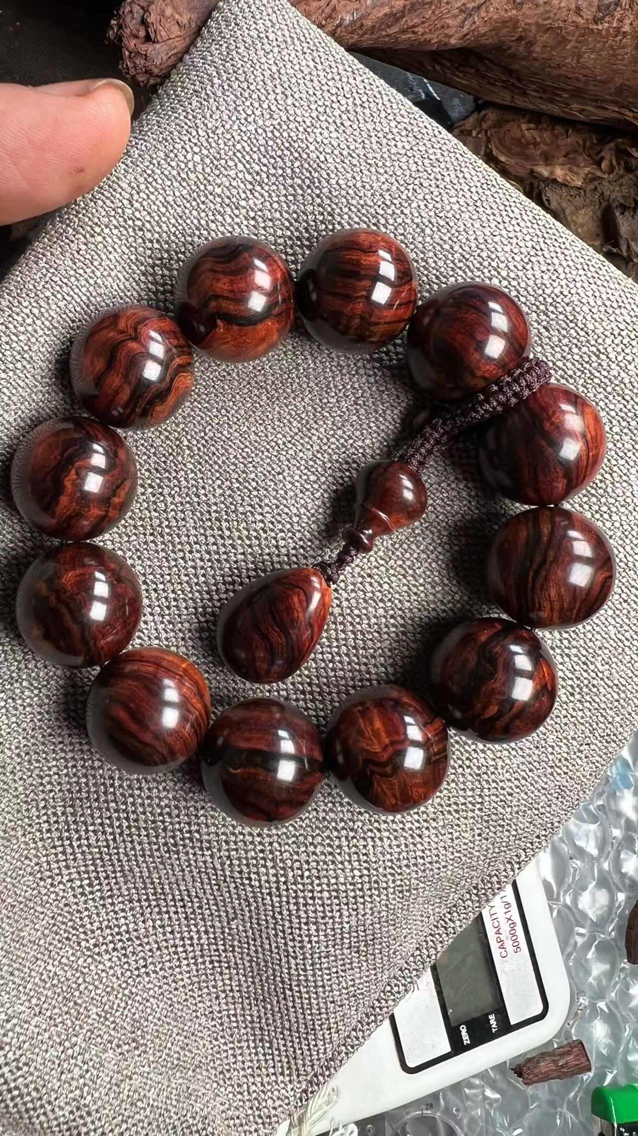 海南黄花梨大黑线褶皱水波瘤疤，裸珠克重58.6克，秒沉水