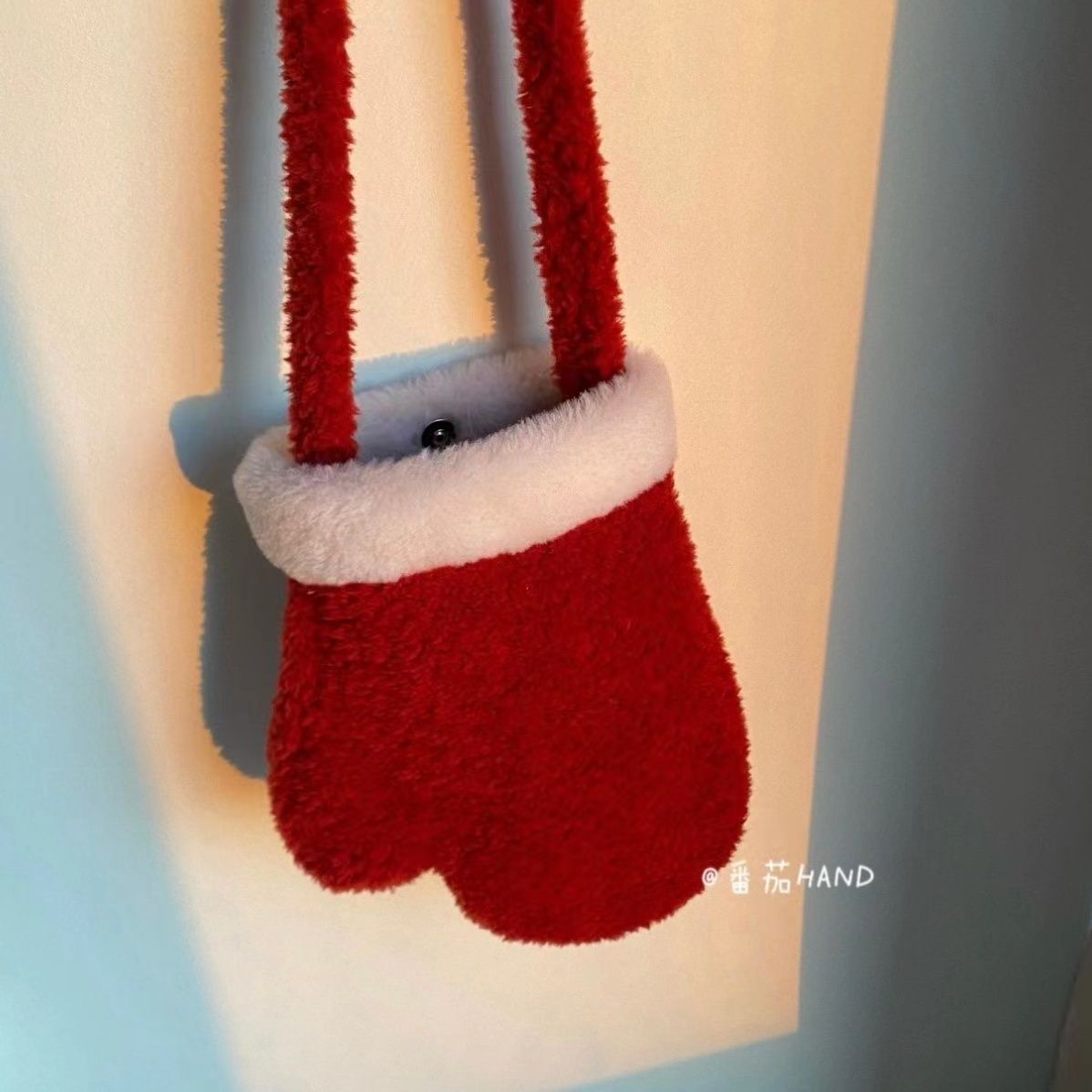 2025圣诞氛围手套包毛绒绒泰迪绒网红元旦复古红冬季斜挎包学生