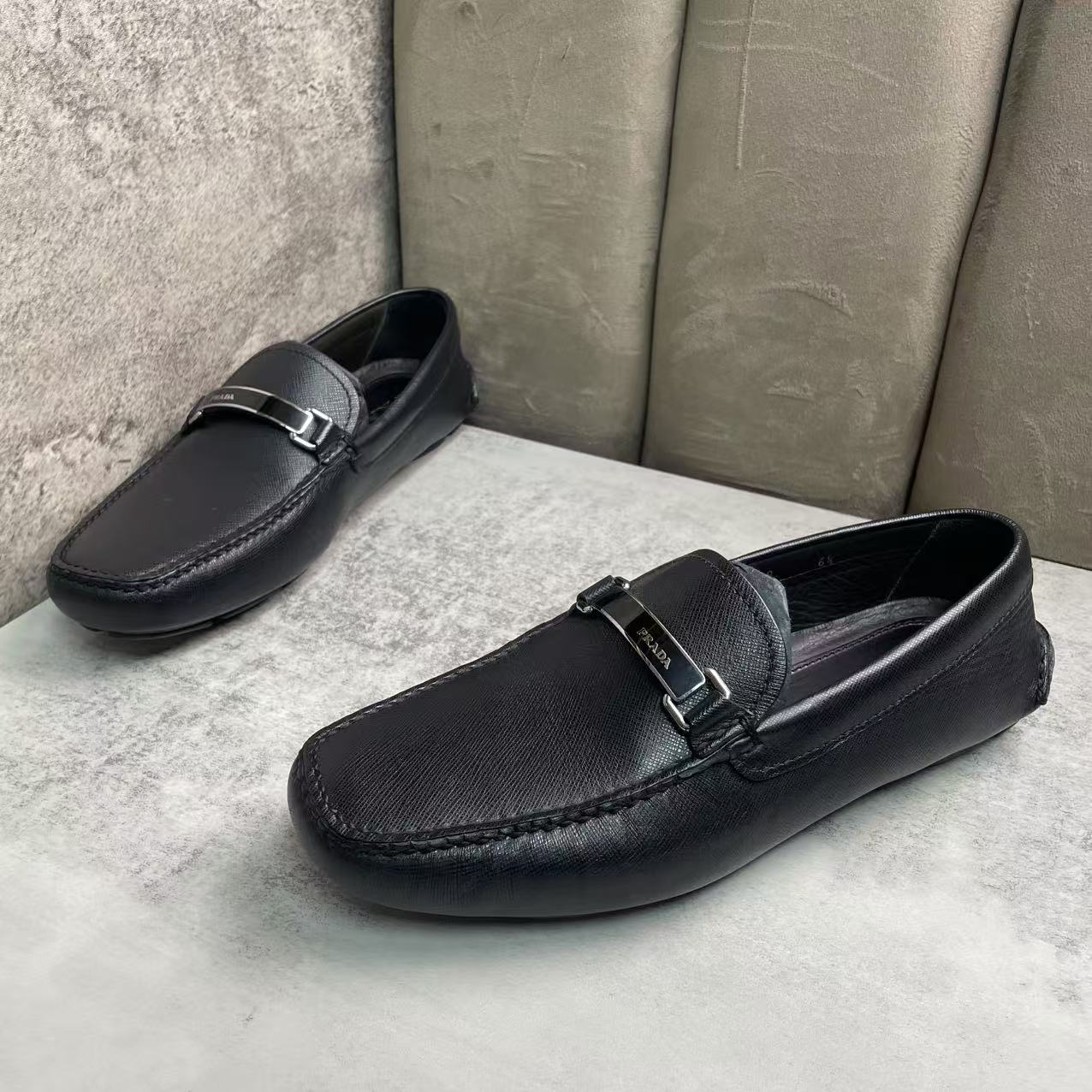 全新未使用 Prada/普拉达 黑色皮革徽标舒适软底豆豆鞋/40.5码